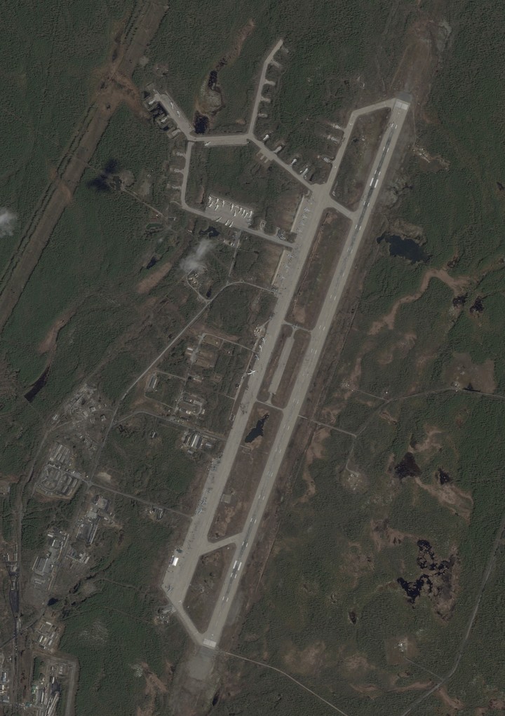 Una imagen satelital muestra el aeródromo de Olenya, antes del ataque de drones ucranianos contra aeródromos militares rusos, durante el conflicto ruso-ucraniano, en la región de Múrmansk, Rusia. Foto Reuters