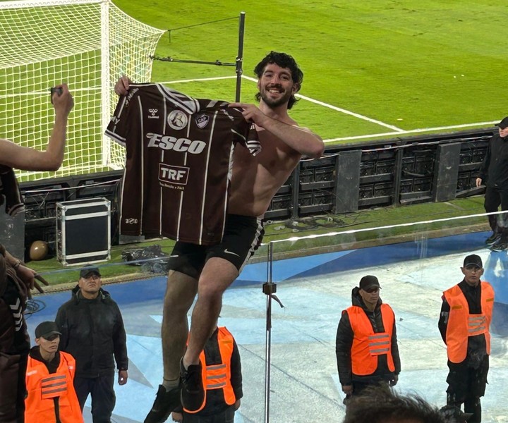 "La alegría por el campeonato valió ciento por ciento la pena. Igual, una pena que me haya quedado sin trabajo, me parece una medida drástica", dice Ivo Tortajada.