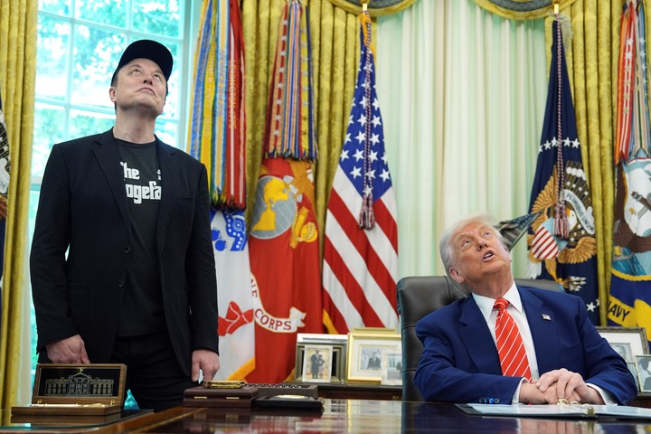 El presidente Donald Trump habla durante una rueda de prensa con Elon Musk en el Despacho Oval de la Casa Blanca, el viernes 30 de mayo de 2025, en Washington. (AP Photo/Evan Vucci)