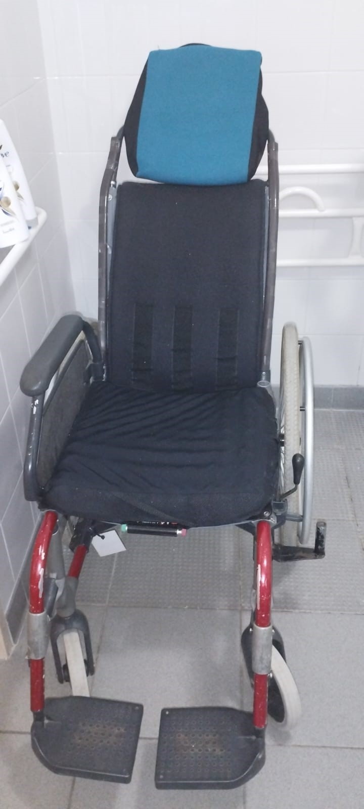 "Tienen una silla de hace 60 años, que está toda rota, los tornillos que lastiman, realmente es inaceptable", contó Luciano Bottoni. Foto: Familia Bottoni.