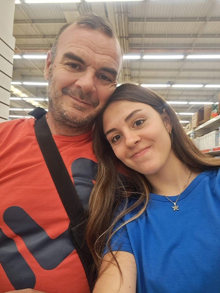 Lucía, con su papá.