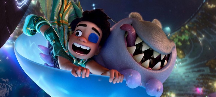 Elio y Glordon, el chico abducido por aliens y el hijo del malo de la película. Fotos Disney