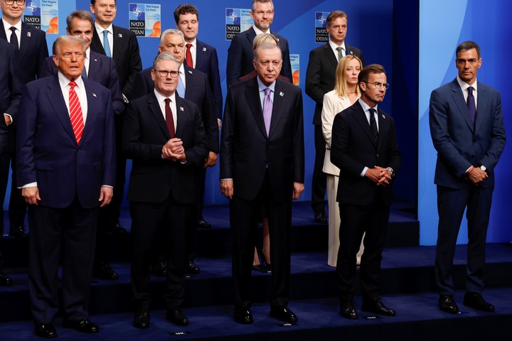 Donald Trump y Pedro Sánchez, bien separados para la foto de familia en la cumbre de la OTAN en La Haya. Foto: EFE