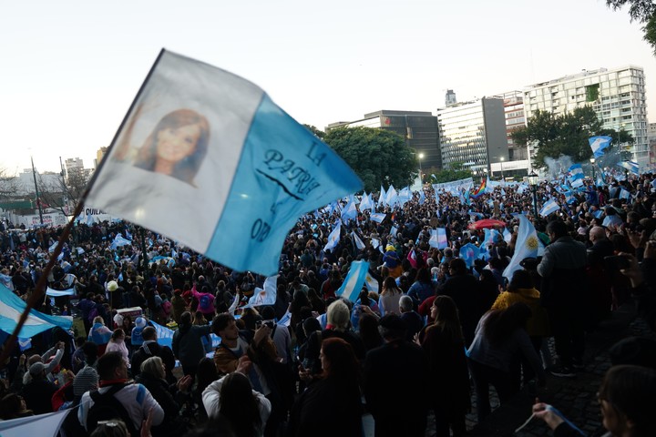 Banderazo por el día de la Bandera y en apoyo a Cristina Kirchner en Parque Lezama. Foto Emmanuel Fernández 