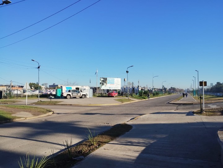 El paso a nivel de Arricau, ex Rivadavia, a poco más de diez cuadras de las estaciones José C. Paz y San Miguel.