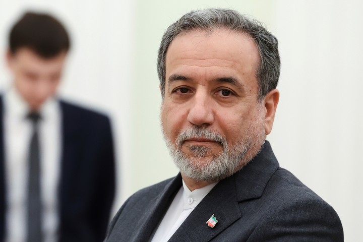 El ministro iraní de Asuntos Exteriores, Abbas Araghchi, espera para reunirse con el presidente ruso Vladimir Putin para las conversaciones en el Kremlin en Moscú, Rusia, lunes 23 de junio de 2025. (Alexander Kazakov, Sputnik, Kremlin Pool Photo vía AP)