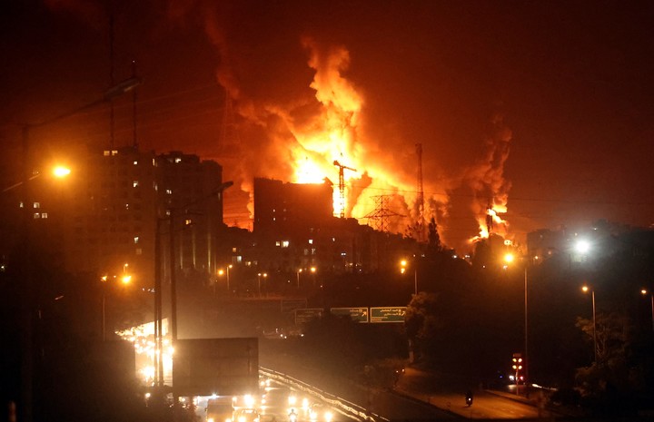 Irán indicó que Israel atacó dos refinerías de petróleo. Foto EFE