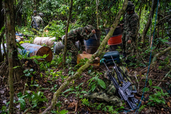 Soldados colombianos destruyendo un laboratorio de cocaína en la selva el 3 de noviembre de 2021. Un informe de las Naciones Unidas reveló un aumento en el número de consumidores, confiscaciones y muertes a medida que el tráfico de cocaína se expande hacia África y Asia, y la violencia se extiende por Europa. (Federico Ríos/The New York Times)