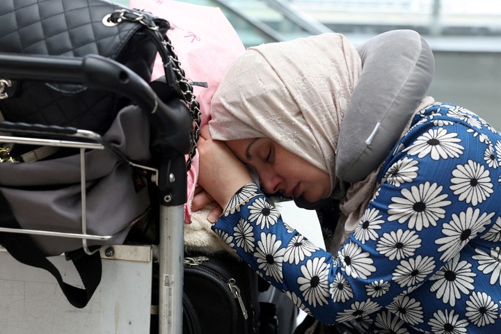Rehab Rashid, que vive en Suecia, espera con sus pertenencias en la zona de salidas del aeropuerto internacional Beirut-Rafic Hariri, durante las interrupciones de horarios derivadas del conflicto Irán-Israel, en Líbano el 16 de junio de 2025. REUTERS/Mohamed Azakir
     