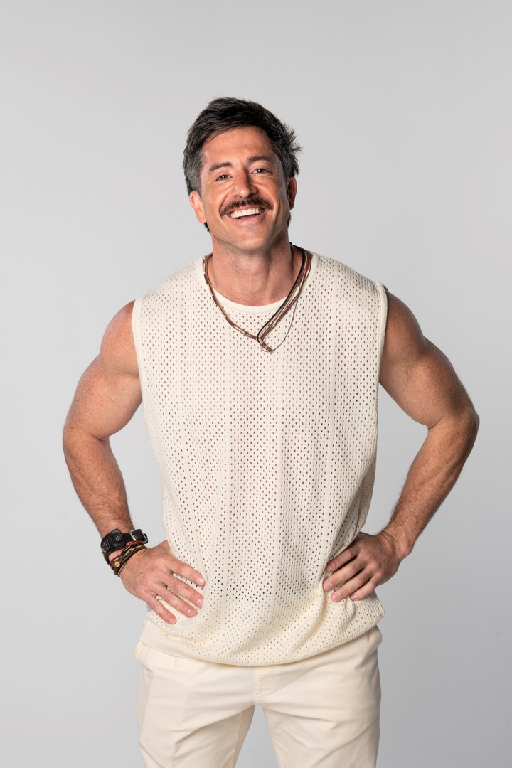 El correntino es arquitecto, estudió teatro y tuvo su propia banda de música. Se afeitó el bigote adentro de la casa.