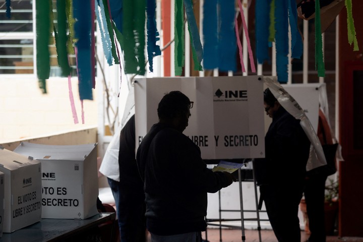 La gente vota durante las elecciones judiciales y de magistrados en la Ciudad de México, México. Foto Reuters