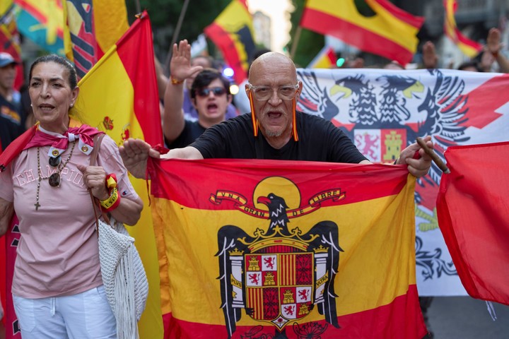 Una protesta contra el presidente del gobierno español, Pedro Sánchez, frente a la sede del Partido Socialista en Madrid, España. Foto AP