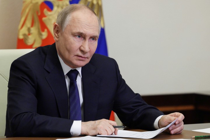 El presidente ruso, Vladímir Putin, preside una reunión con miembros del Gobierno para discutir los avances en la creación de museos y complejos culturales y educativos a través de videoconferencia en la residencia estatal de Novo-Ogaryovo, a las afueras de Moscú, Rusia, miércoles 25 de junio de 2025. (Gavriil Grigorov, Sputnik, Kremlin Pool Photo vía AP)