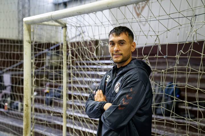 Juan Cozzani y un retrato en el que todavía no tenía pátina de campeón. Foto Maxi Failla