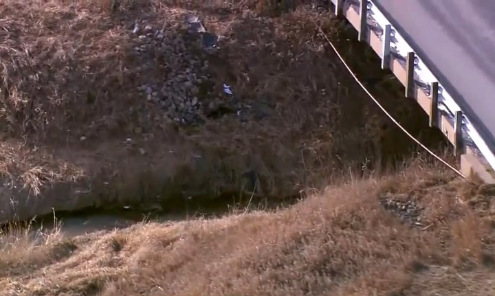 La zanja en donde cayó el auto. Foto: captura de video/CBS News.