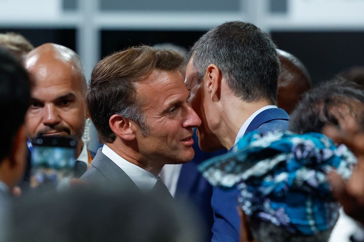 El presidente del Gobierno de España, Pedro Sánchez, conversa con el presidente francés, Emmanuel Macron. Foto EFE