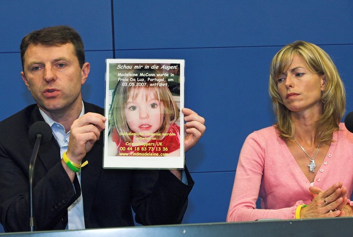 Gerry y Kate McCann, los padres de Madeleine McCann, la buscan hace 18 años. (Foto: AP)