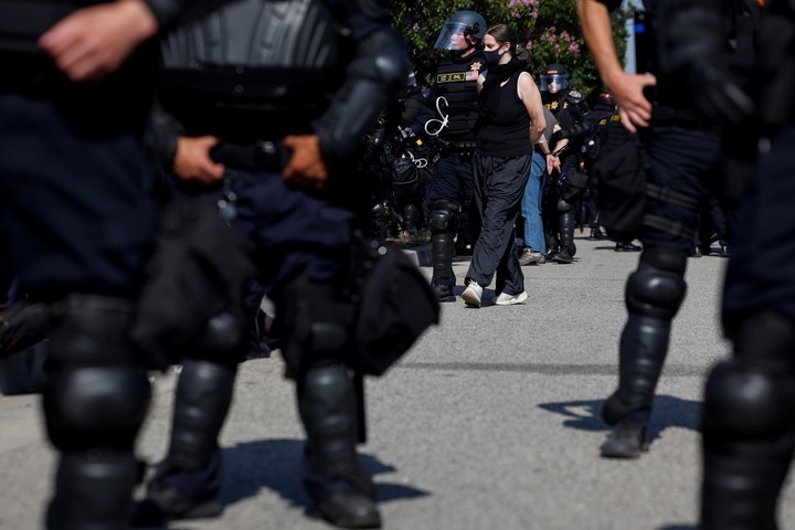 La parulla caminera de Los Angeles detiene a un manifestante. Foto:EFE