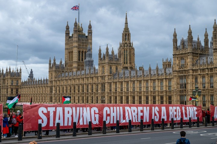 "Niños hambrientos es una línea roja", dice una pancarta en Londres. Foto: Bloomberg
