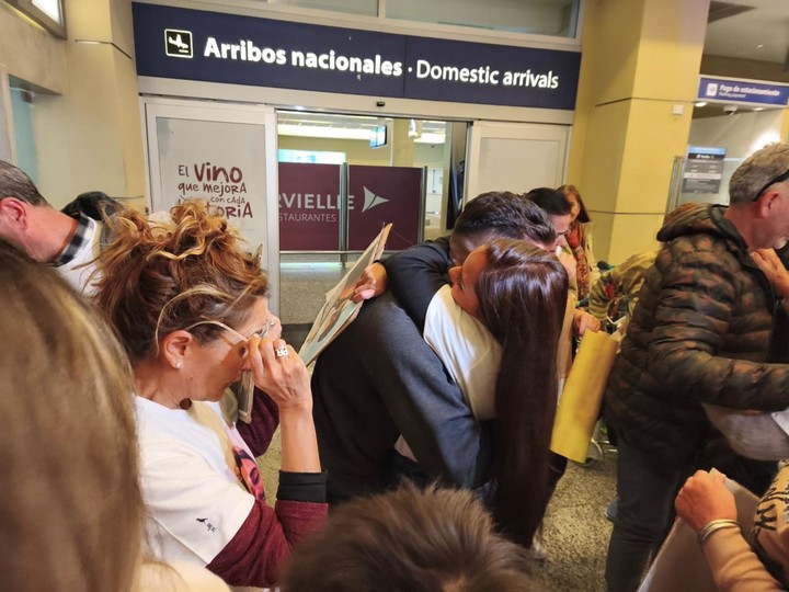Alejo Arias abrazándose a un familiar tras su arribo a Mendoza. Foto: Clarín.