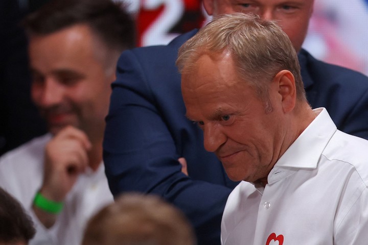 El primer ministro polaco de la Coalición Cívica, Donald Tusk, reacciona tras el anuncio de los sondeos a pie de urna de la segunda vuelta de las elecciones presidenciales en Varsovia, Polonia, 1 de junio de 2025. REUTERS/Kacper Pempel