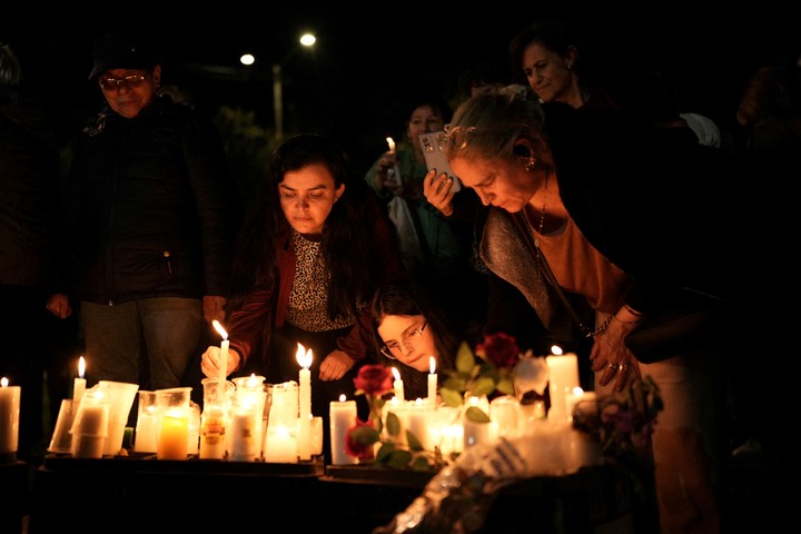 Colombianos prenden velas y piden por el candidato atacado. Foto: Reuters