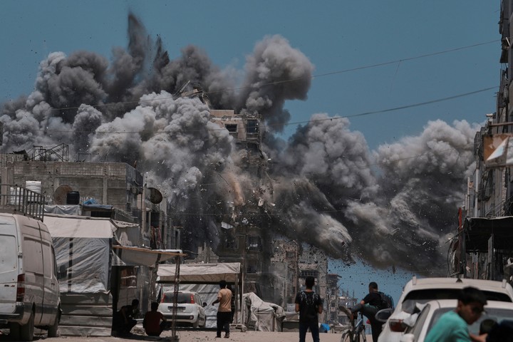 Humo se eleva al cielo tras un ataque israelí en la ciudad de Gaza, este domingo. Foto AP