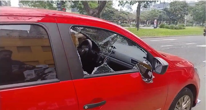 El Volkswagen Gol Trend color rojo que fue abordado por un motochorro australiano en Constitución. Foto Policía de la Ciudad.