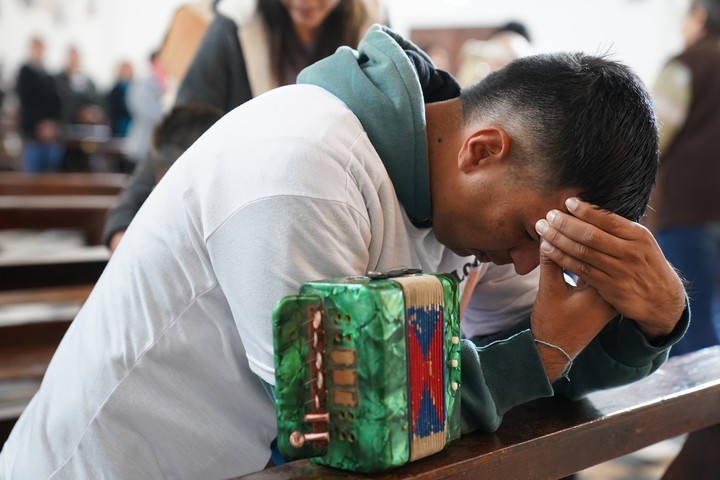 José Peña (25), uno de los siete hermanos de Loan, estuvo presente en la misa y llevó el acordeón del nene desaparecido. Foto: Juano Tesone/Enviado especial.