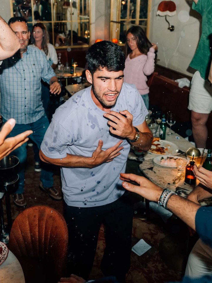 No words can explain that feeling what a match of tennis @carlitosalcarazz .#alcaraz #rolandgarros 
Carlos Alcaraz festeja su triunfo en Roland Garros