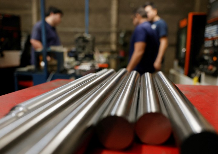 Fabricantes de barras de acero en una fábrica en México. Foto: Reuters 