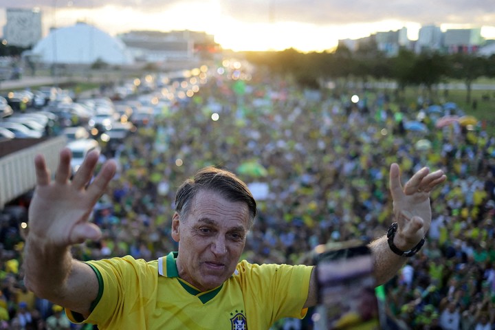 El ex presidente de Brasil, Jair Bolsonaro, saluda durante una marcha a favor de la amnistía para los condenados por los disturbios del 8 de enero de 2023, en Brasilia. Foto Reuters