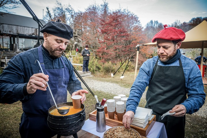 Germán Martitegui, cocinando en la Patagonia.
