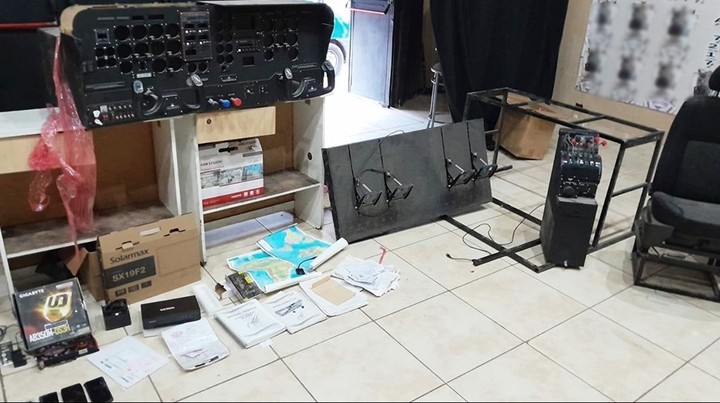 El simulador de vuelo descubierto en un boliche y con el que entrenaba una banda narco. Foto: Fiscales.gob.ar