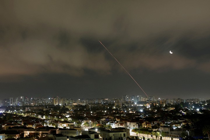 Un misil lanzado por Irán es interceptado sobre la ciudad de Ashkelon, en Israel. Foto: REUTERS  