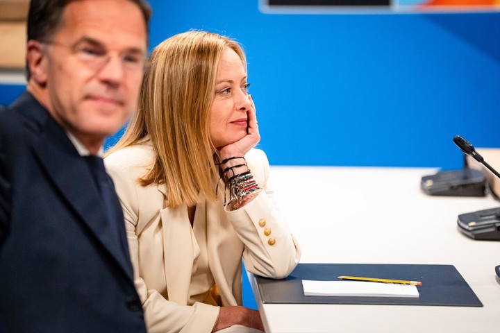 Mark Rutte junto a Giorgia Meloni. Foto: Bloomberg