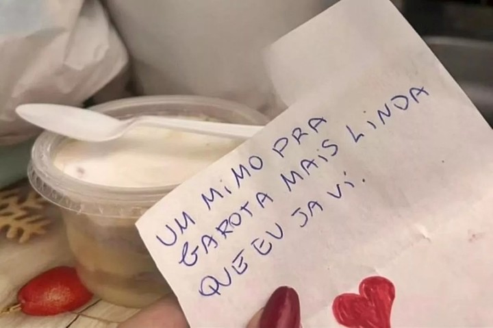 Así recibió el pastel Ana Luiza de Oliveira, con una nota anónima.(Fotos: Divulgação/Polícia Civil)