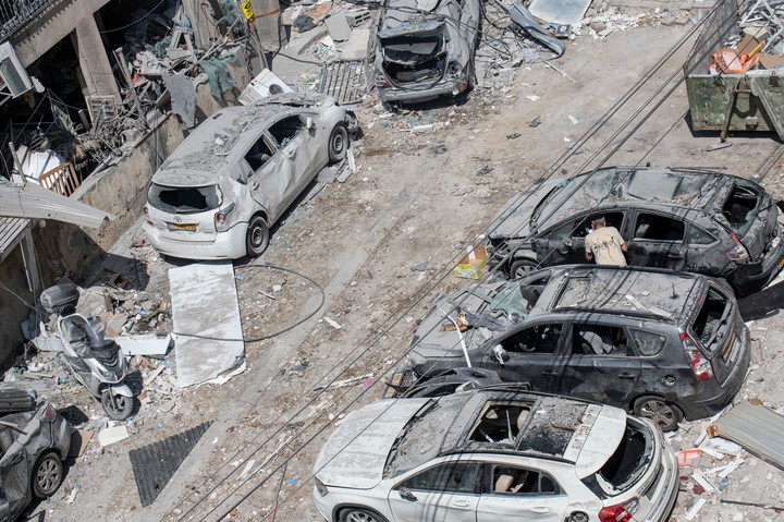 Una calle de la ciudad israelí de Bnei Brak, arrasada por un ataque aéreo de Irán, este martes. Foto: EFE  