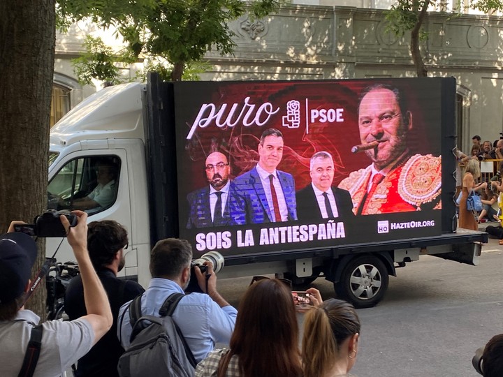 Una combi con carteles contra Pedro Sánchez y los socialistas implicados en la trama corrupta.