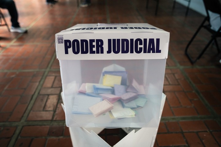 Una urna, el domingo, durante la primera elección popular de jueces en México. Foto: BLOOMBERG  