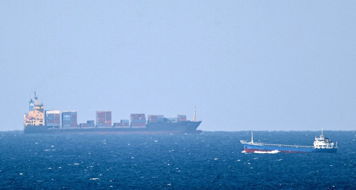 Un carguero navega por el estrecho de Ormuz. Foto:  MARWAN NAAMANI / AFP