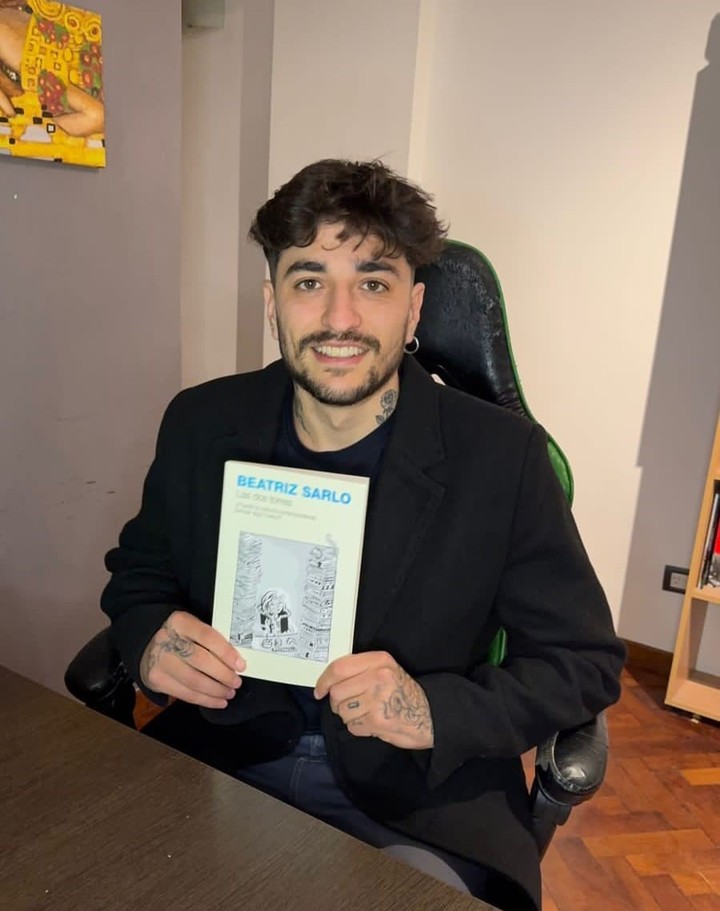 El cordobés Cristian Cabrera (28), con un libro de Beatriz Sarlo que el portero sacó de la biblioteca de la ensayista. "No creo que sea un oportunista".