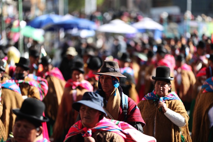 ndígenas aimaras pertenecientes a los 'Ponchos Rojos' participan en una protesta por la crisis económica este lunes, en La Paz (Bolivia) Foto EFE