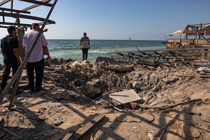 Destrucción y un crátero junto al mar, tras el bombardeo israelí. Foto: EFE