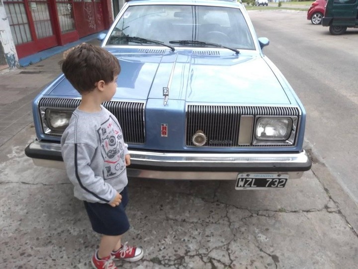 Stefano Marconi junto a su abuelo materno, quien le inculcó la pasión por los autos. Foto: Adrián Marconi