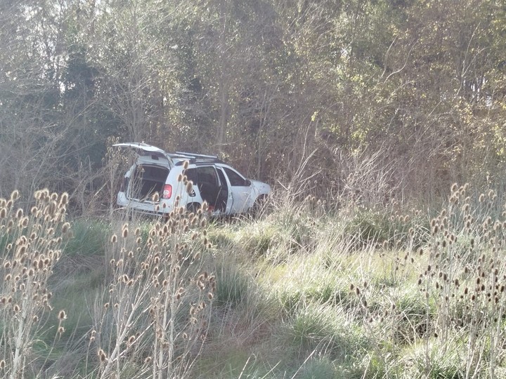 La Renault Duster de Fernando Dellarciprete (40). Había intentado matarse él con sus hijos chocando los árboles.