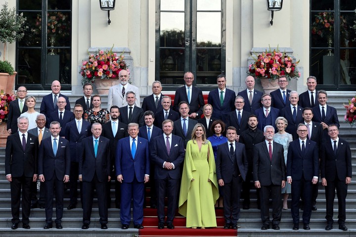 Los presidentes y jefes de Estado durante la cumbre de la OTAN en La Haya, con la reina Máxima en el centro. Foto Reuters