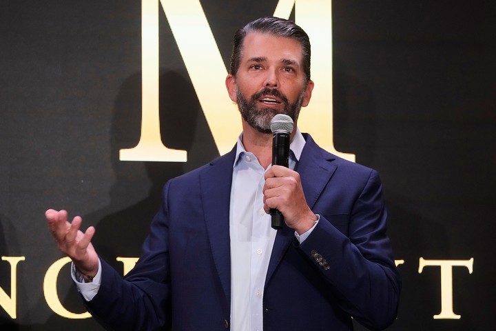 Donald Trump Jr. participa en el anuncio del Trump Mobile, en la Torre Trump de Nueva York. Foto AP