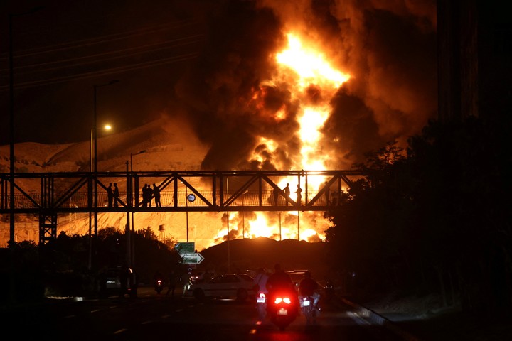 El incendio del ataque israelí contra el depósito de petróleo de Sharan tras los ataques a Irán en Teherán. Foto AFP