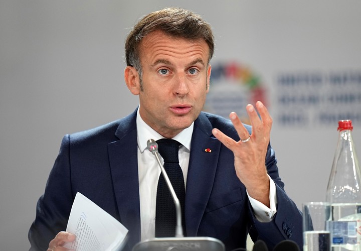 Emmanuel Macron habla en la apertura de la Cumbre. Foto: EFE